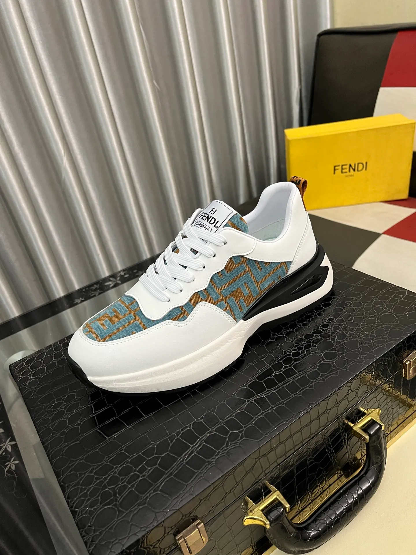 Men's Men's Shoes💰458⌚️⌚️[Fendi] Fendi's latest casual shoes for men! Available at counters simultaneously! A one-to-one replica of the original. All imported official website one-to-one cowhide fabric. The interior is made of top-grade sheepskin, and the original factory-supplied rubber outsole is used. Leading new fashion concepts. Matching code: 38-44. 4️⃣colors available